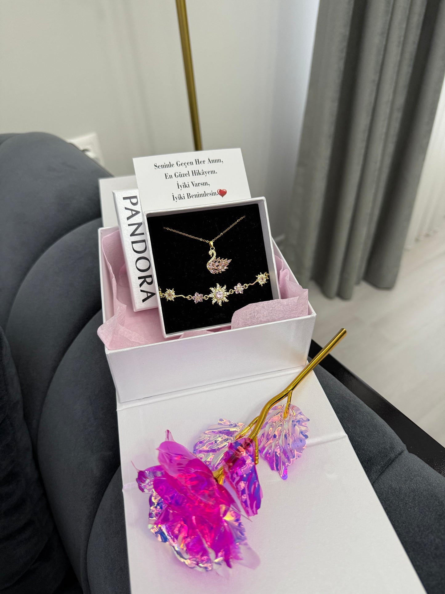 Özel Pandora Kutusunda Kuğu Kolye ve Rapunzel Bileklik (Sonsuzluk Gülü)